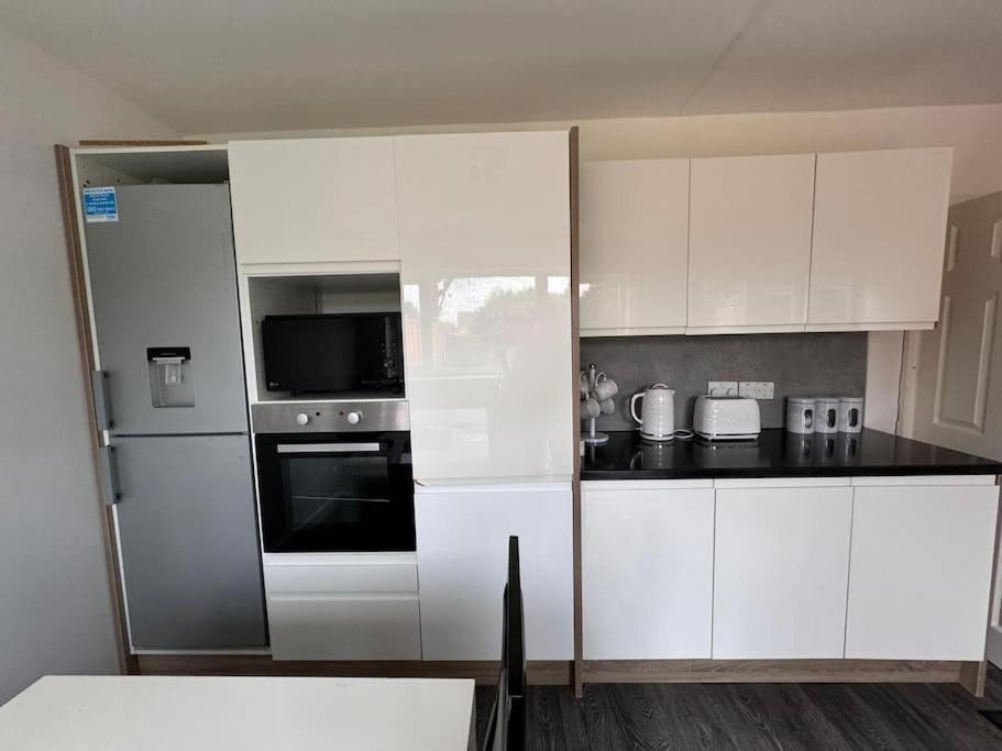 3 Bedroom Modern House In Luton Lu4 0Ty - Amazon Prime Zewnętrze zdjęcie
