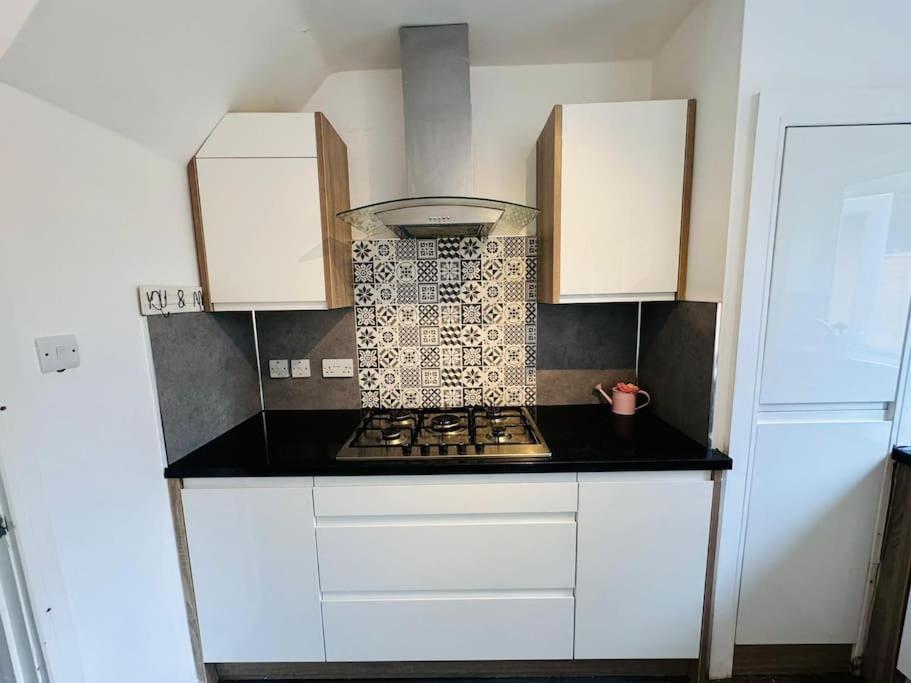 3 Bedroom Modern House In Luton Lu4 0Ty - Amazon Prime Zewnętrze zdjęcie